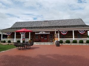 Luray Caverns Virginia Ultimate Guide to plan your trip. Travel to Shenandoah Valley to see this amazing cave. See the wishing well, cool lake and organ. Click to learn all you need to know before you go. #familytravel #caverns #shenandoahvalley #traveltips