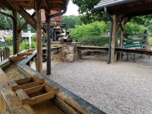 Luray Caverns Virginia Ultimate Guide to plan your trip. Travel to Shenandoah Valley to see this amazing cave. See the wishing well, cool lake and organ. Click to learn all you need to know before you go. #familytravel #caverns #shenandoahvalley #traveltips