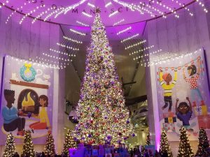 Christmas in Chicago. Need Things to Do with the kids over the holidays? Use this guide to find the best Christmas Light Displays for Families. #christmasinchicago, #holidaylights, #christmaslightdisplays