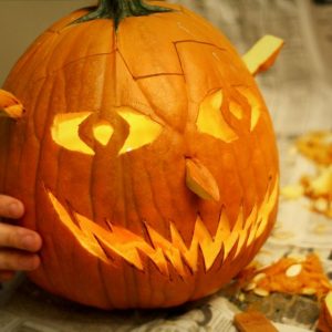 A fun thing to do this fall is carve pumpkin with kids. A traditional Halloween activity.