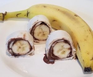 Yummy Nutella & Peanut Butter Banana Sushi Kids Snacks. A healthy after school snack for kids. This filling and quick snack will become your child's favorite after school snack. #kidssnack #bananasushi #peanutbutter #nutella #banana #healthysnack #afterschoolsnack