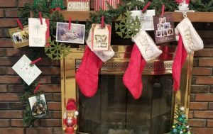 Easy DIY Mantel Christmas Card Display Ideas. A simple way to decorate your house for the Holiday Season.